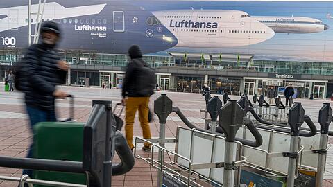 Wegen des festgefahrenen Tarifkonflikts bei Lufthansa fallen wieder hunderte Fl&uuml;ge aus.
