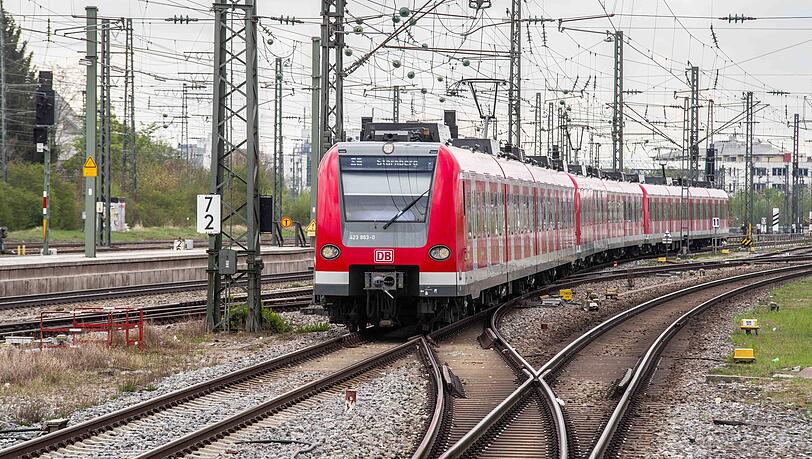Die Gleisbauarbeiten in Giesing verzögern sich um mindestens eine Woche, die hat Auswirkungen auf die Linien S3 und S5. (Symbolbild) Die Gleisbauarbeiten in Giesing verzögern sich um mindestens eine Woche, die hat Auswirkungen auf die Linien S3 und S5. (Symbolbild)