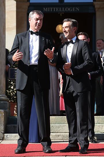 Markus Söder (l, CSU), Ministerpräsident von Bayern, und Florian Silbereisen, Showmaster und Fernsehmoderator. Markus Söder (l, CSU), Ministerpräsident von Bayern, und Florian Silbereisen, Showmaster und Fernsehmoderator.