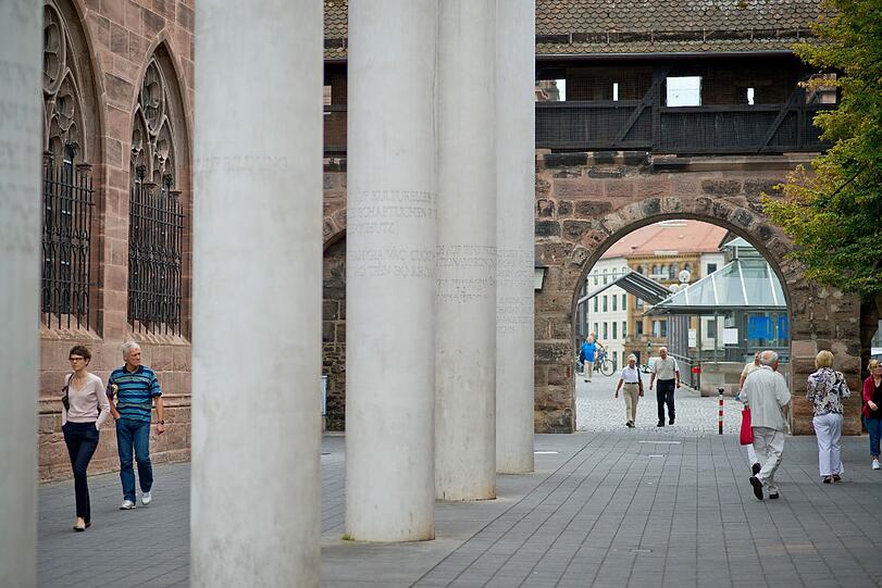 Nürnberg: Zwischen südlicher Stadtmauer und der U-Bahnstation Opernhaus wollte die Stadt mit vier Gingko-Bäumen und einer Gedenktafel künftig an die Opfer der Zwickauer Terrorzelle erinnern. Wegen eines Streits über Art und Ort des Gedenkens liegen die Pläne derzeit auf Eis.