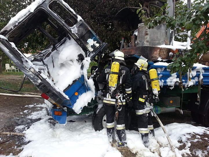 Zunächst fing der Minibagger auf der Ladefläche eines Lkws Feuer. Dann griff der Brand auch auf den Lkw über.