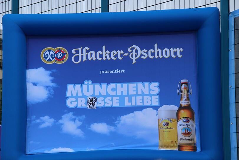"Münchens große Liebe" feiert zusammen mit den Fans am Trainingsgelände an der Grünwalder Straße.
