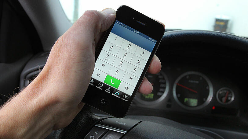 Gefährlich: Smartphone hinterm Steuer