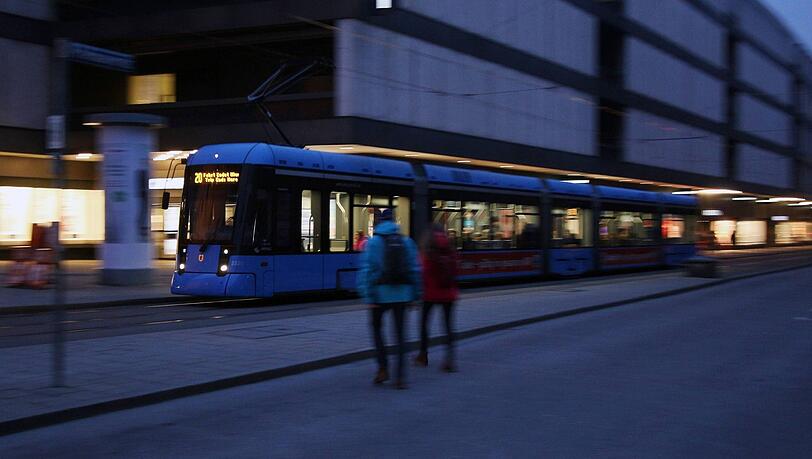 Elektro-Trambahnen ohne Gleise - bisher in München nur schwer vorstellbar. Elektro-Trambahnen ohne Gleise - bisher in München nur schwer vorstellbar.