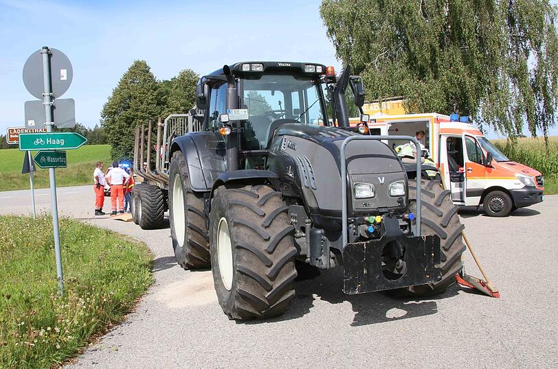 Unfall auf der B15 Höhe Altensee: Ein 27-Jähriger rast mit seinem Motorrad in einen Traktor. Durch die Wucht des Aufprall bleibt das Zweirad stecken.