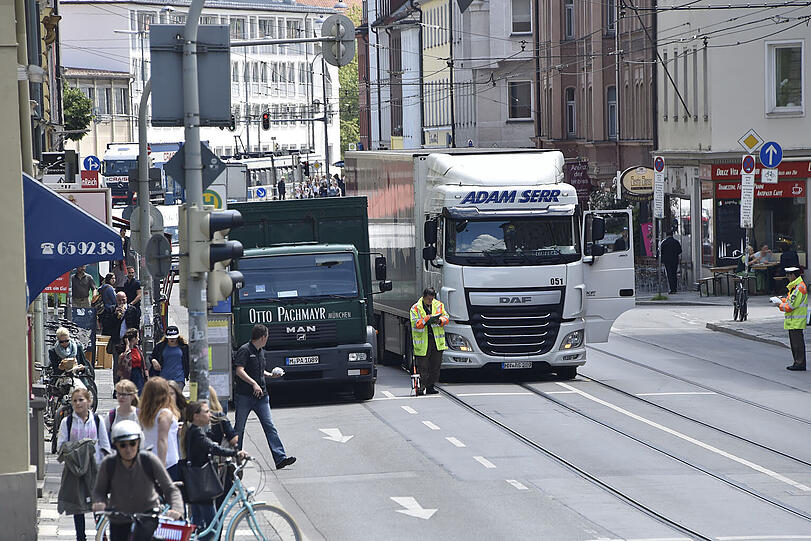 Unfall in der Ohlmüllerstraße: Ein Fußgänger wurde von einem Sattelzug erfasst.