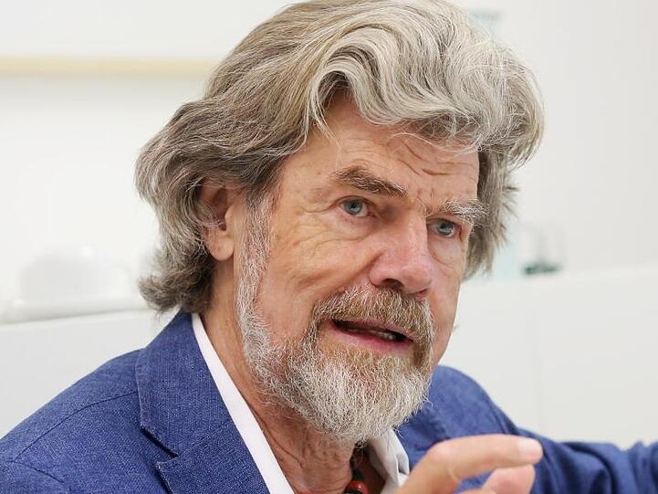 Bergsteiger Reinhold Messner gibt ein Pressestatement. Foto: Roland Weihrauch/dpa/Archivbild