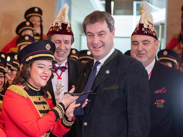 Bayerns Ministerpräsident Markus Söder muss sich von seiner Krawatte verabschieden.