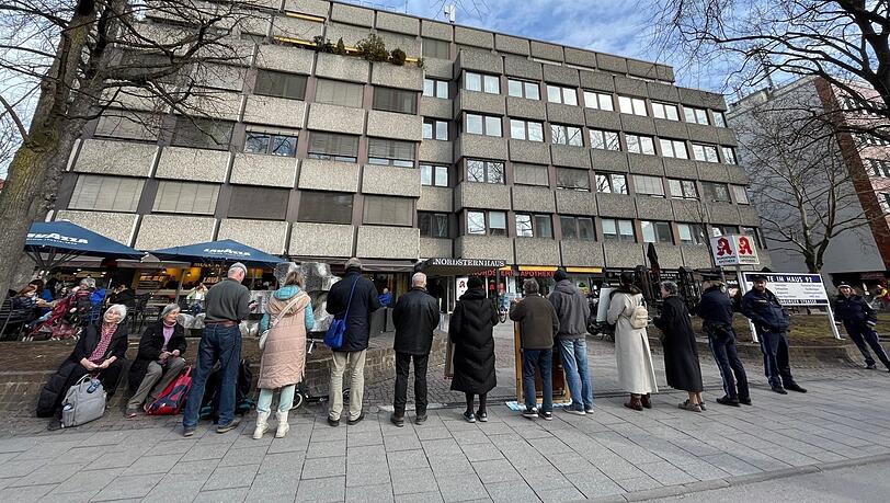 Christliche Fundamentalisten versammelten sich am Dienstag, 25. Februar vor einer Praxis an der Nymphenburger Straße.