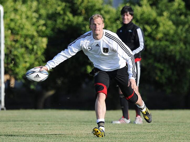 Torwart Manuel Neuer beim Rugbytraining in Sciacca.