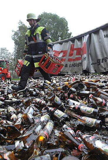 Mitten im Glockenbachviertel: Während der Fahrt bricht am Donnerstagmorgen die Seitenwand eines Lkws durch. Etliche Bierkisten und -flaschen landen auf der Straße - die Feuerwehr hat einiges zu tun.