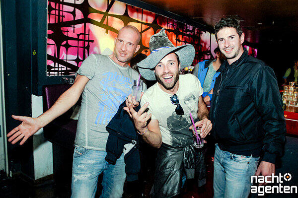 Wer seinen Wiesn-Schatz nicht auf der Theresienwiese gefunden hat, hatte im Gecko Club beim "WiesnSpatzl" nochmal die Chance. Mehr Bilder unter: http://www.nachtagenten.de/gallery/wiesn-spatzl.939503.html