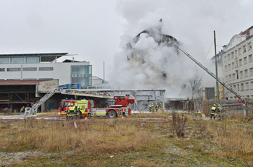 Bilder vom Feuerwehreinsatz in der Orleansstraße.