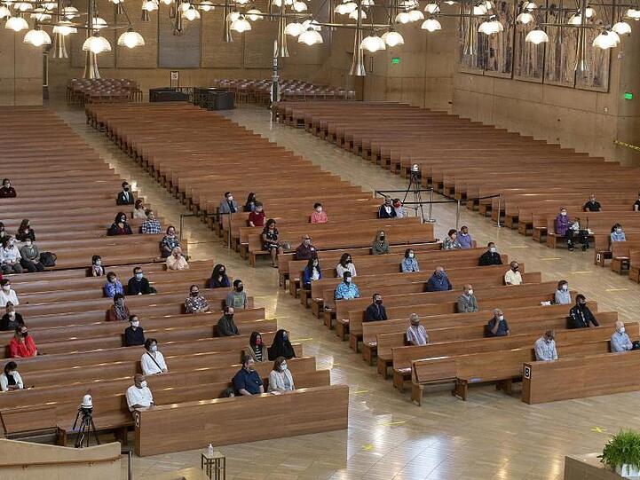 Gläubige sitzen mit Abstand voneinander in einer Kirche in Los Angeles. Kirchen müssen erstmal wieder ihren Betrieb einstellen.