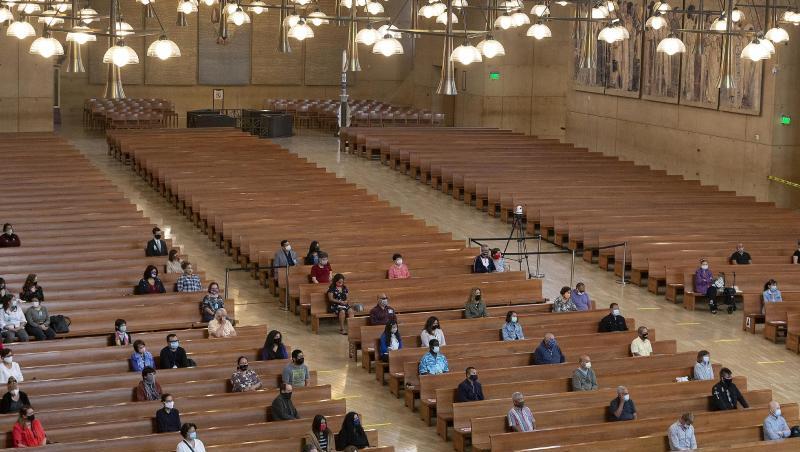 Gläubige sitzen mit Abstand voneinander in einer Kirche in Los Angeles. Kirchen müssen erstmal wieder ihren Betrieb einstellen. Gläubige sitzen mit Abstand voneinander in einer Kirche in Los Angeles. Kirchen müssen erstmal wieder ihren Betrieb einstellen.