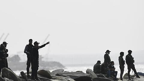 Venezolanische Sicherheitskräfte am Ufer der Stadt La Guaira.