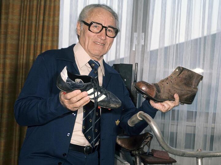 Firmenpatriarch Adolf Dassler in seinem Büro im Jahr 1975.