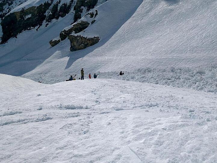 Rettungskräfte sind im Einsatz. Menschen aus Schneemassen einer Lawine zu retten, ist ein Wettlauf mit der Zeit. Nach 30 Minuten sinken die Überlebenschancen rapide.