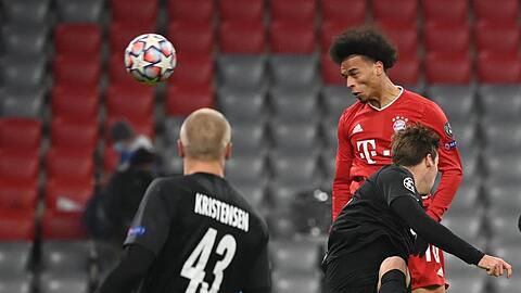 Leroy Sané (2.v.r) erhöhte mit dem Kopf auf 3:0.