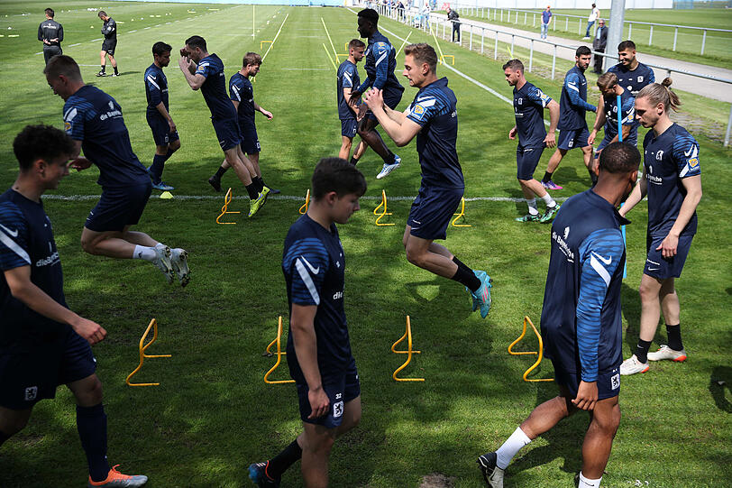 Parallel zum Dauerkartenverkauf geht das öffentliche Training der Löwen-Profis über die Bühne.