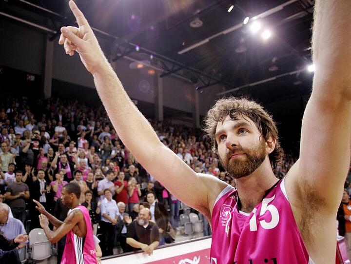 Bernd Kruel freut sich nach dem 81:71-Sieg gegen Berlin.