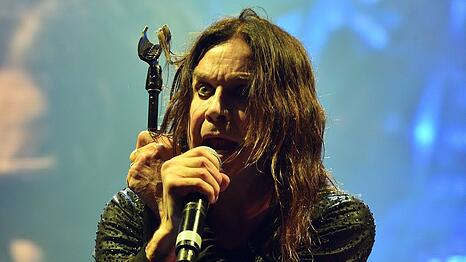 Ozzy Osbourne zieht sich aufgrund seiner gesundheitlichen Bühne nach mehr als 50 Jahren von der großen Bühne zurück.