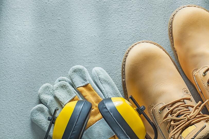 Diesen Fehler k&ouml;nnen Sie wom&ouml;glich nicht wieder gutmachen durch Nacharbeit oder zus&auml;tzliche Investitionen: den Verzicht auf die richtige Schutzausr&uuml;stung. Schnittschutz-Handschuhe, feste Schuhe, Schutzbrille und Helm verhindern Verletzungen und sorgen f&uuml;r sicheres Arbeiten. Sparen Sie daher nicht an der falschen Stelle Zeit und Geld - Ihre Gesundheit dankt es Ihnen.