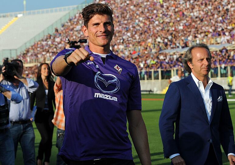 Mario-Mania in Florenz! Am Montag wurde Mario Gomez als neuer Angreifer des AC Florenz vorgestellt. Viele Tausend Fans der Violetten feierten die Ankunft des Stürmers im Stadion. Sehen Sie hier die Bilder!