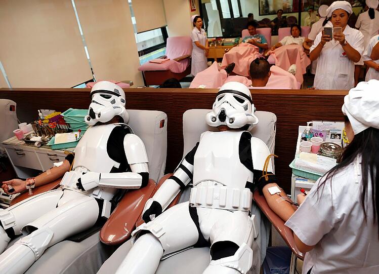Thailändische Star Wars-Fans, verkleidet als "Stormtrooper" spenden ihr Blut, um das anstehende Star-Wars-Jubiläum im Voraus zu würdigen.