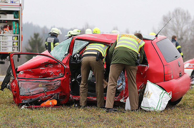 Bilder vom Unfallort in Tabing. Am Samstagmittag kam er hier zum Zusammenstoß zweier Fahrzeuge, die Fahrerin des roten VW Polo verstarb noch am Unfallort.