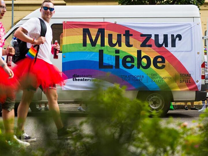 Teilnehmer einer Parade ziehen beim Christopher-Street-Day durch eine Innenstadt. Foto: Christoph Schmidt/dpa/Symbolbild
