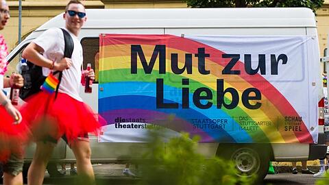 Teilnehmer einer Parade ziehen beim Christopher-Street-Day durch eine Innenstadt. Foto: Christoph Schmidt/dpa/Symbolbild