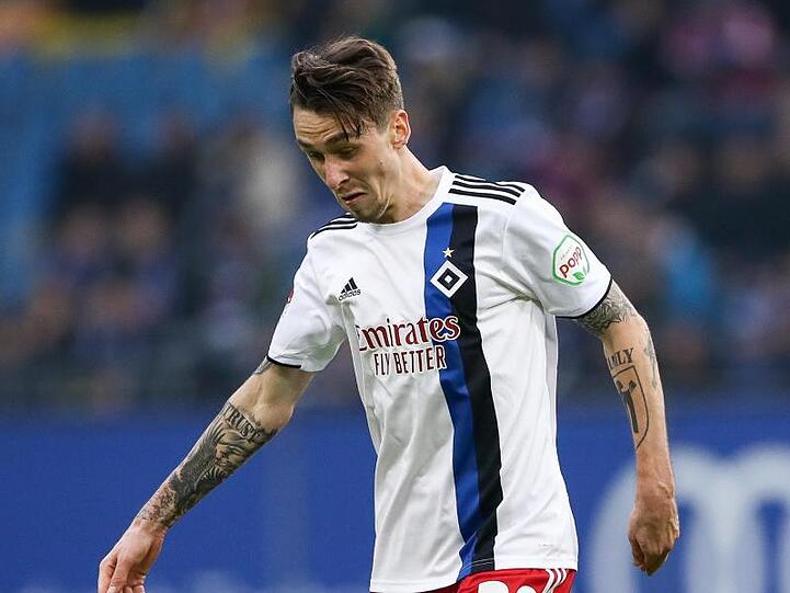 Adrian Fein spielt den Ball. Foto: Christian Charisius/dpa/Archiv