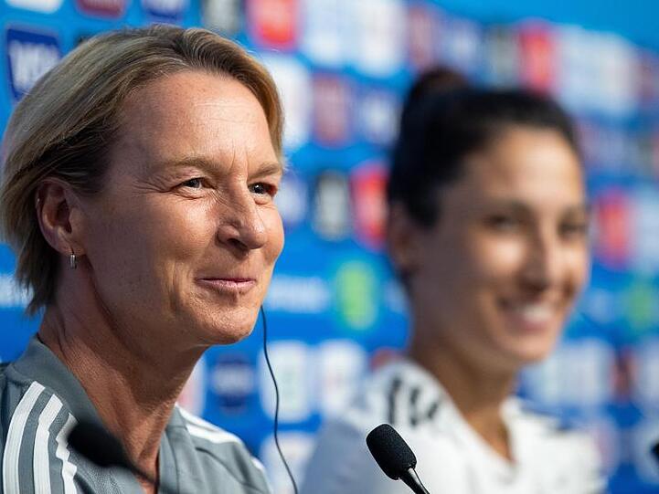 Bundestrainerin Martina Voss-Tecklenburg (l) und Sara Doorsoun bei der Pk in Rennes.
