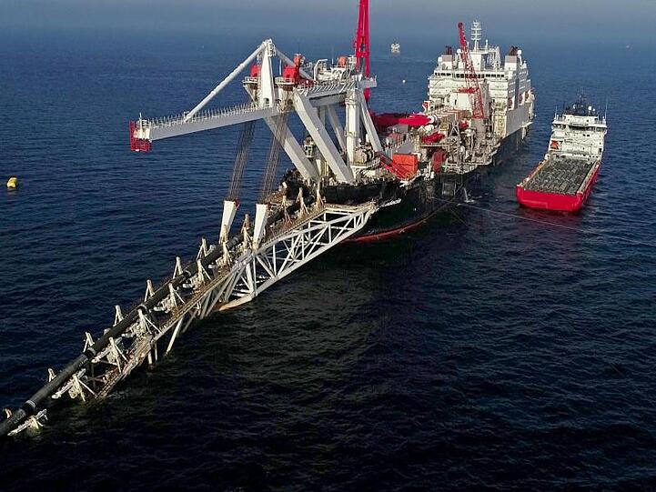 Die "Audacia" verlegt in der Ostsee Rohre für die Gaspipeline Nord Stream 2.