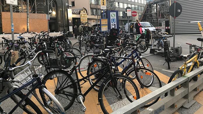 Bisher Alltag um den Münchner Hauptbahnhof: Massen an Rädern stehen kreuz und quer.