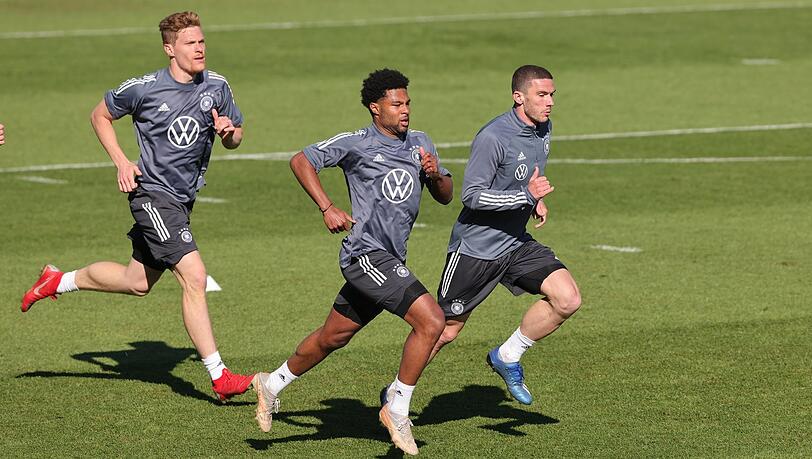 Robin Gosens (ganz rechts neben Serge Gnabry) hat Marcel Halstenberg (l.) den Rang in der DFB-Elf als Linksverteidiger abgelaufen. Robin Gosens (ganz rechts neben Serge Gnabry) hat Marcel Halstenberg (l.) den Rang in der DFB-Elf als Linksverteidiger abgelaufen.