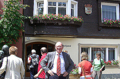 Mitten in der roten Diaspora: Franz Maget vor dem Rathaus von Oberstaufen
