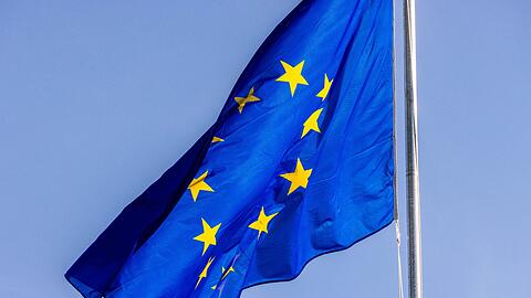 Die Flagge der Europäischen Union weht vor dem Gebäude des Europäischen Parlaments in Straßburg.