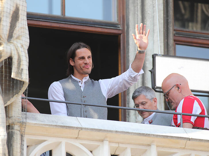 Torhüter Yann Sommer winkt den Fans vom Rathausbalkon.