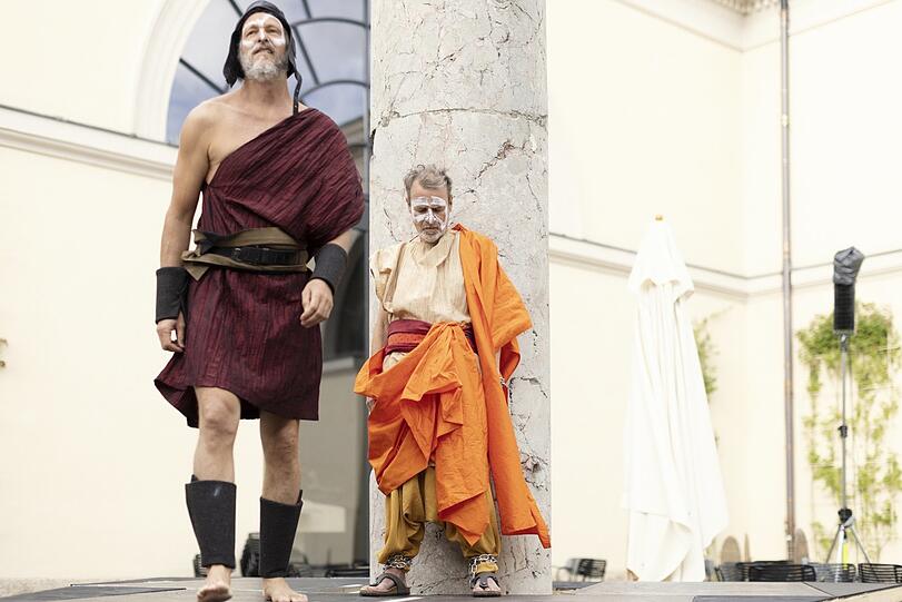 Nach unwillig verrichteterArbeit: Hephaistos (Alexander Wagner) hat Prometheus (Christian Buse) festgeschmiedet.