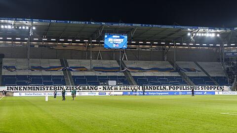 Die Ultras beider Seiten blieben die ersten zwölf Minuten vor dem Stadion.