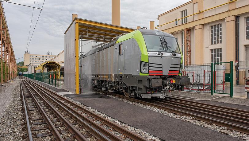 Der Siemens-Zug "Vectron". In dem Loktyp ist aus Kostengründen ein unabgefederter "Tatzlager-Antrieb" verbaut, der die Gleise mit rund vier Tonnen ungefederter Masse pro Achse belastet. Der Siemens-Zug "Vectron". In dem Loktyp ist aus Kostengründen ein unabgefederter "Tatzlager-Antrieb" verbaut, der die Gleise mit rund vier Tonnen ungefederter Masse pro Achse belastet.