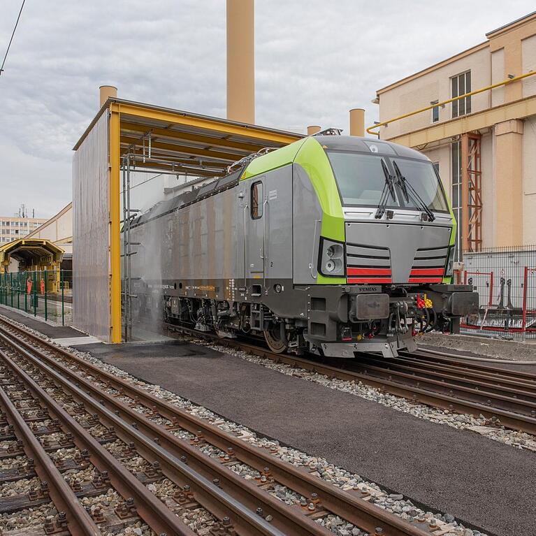 Der Siemens-Zug "Vectron". In dem Loktyp ist aus Kostengr&uuml;nden ein unabgefederter "Tatzlager-Antrieb" verbaut, der die Gleise mit rund vier Tonnen ungefederter Masse pro Achse belastet.