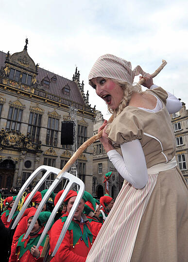 Zahlreiche Samba-Gruppen aus ganz Deutschland nehmen unter dem Motto "Carneval Theatral" am Bremer Straßenkarneval teil.