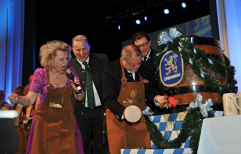 Ex-Pater Anselm Bilgri brauchte sieben Schläge beim Anzapfen. Veronika von Quast, Wirt Christian Schottenhamel und Löwenbräu Direktor Bernhard Klier zählten genau mit.