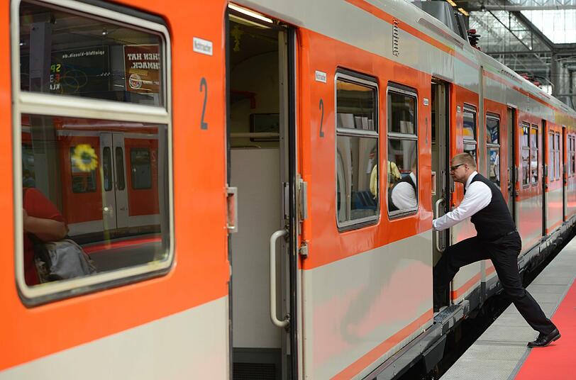 Trommeln auf dem Bahnsteig, 1000 Münchner Feiernde und die alte S-Bahn von 1972: Anlass für das Fest am Samstag war das S-Bahn-Jubiläum.