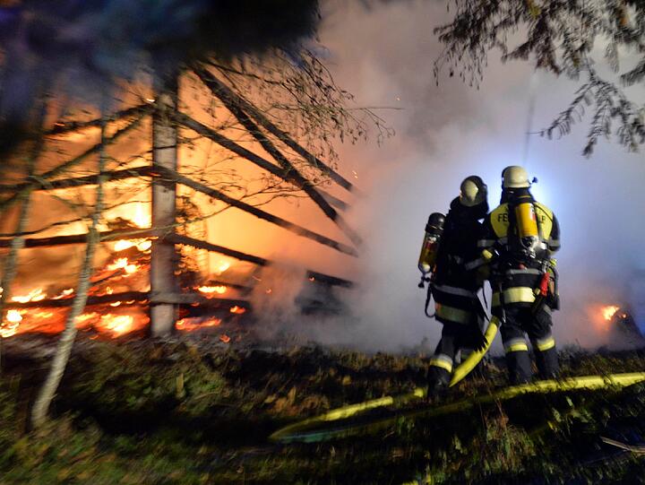 Brand auf einem Bauernhof in Aying: Wertvolle Oldtimer sind durch die Flammen in einer Lagerhalle völlig zerstört worden. Die Bilder.