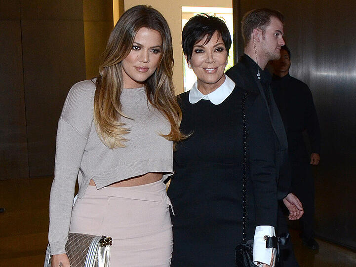 Wie die Mutter, so die Tochter? Bei Khloé Kardashian (li.) und Kris Jenner (re.) ist das nicht ganz der Fall
