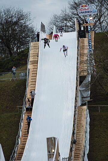 Fast and furious: So ging es am 8. Januar im Olympiapark zu. Sehen Sie hier die Bilder vom Crashed Ice Contest.